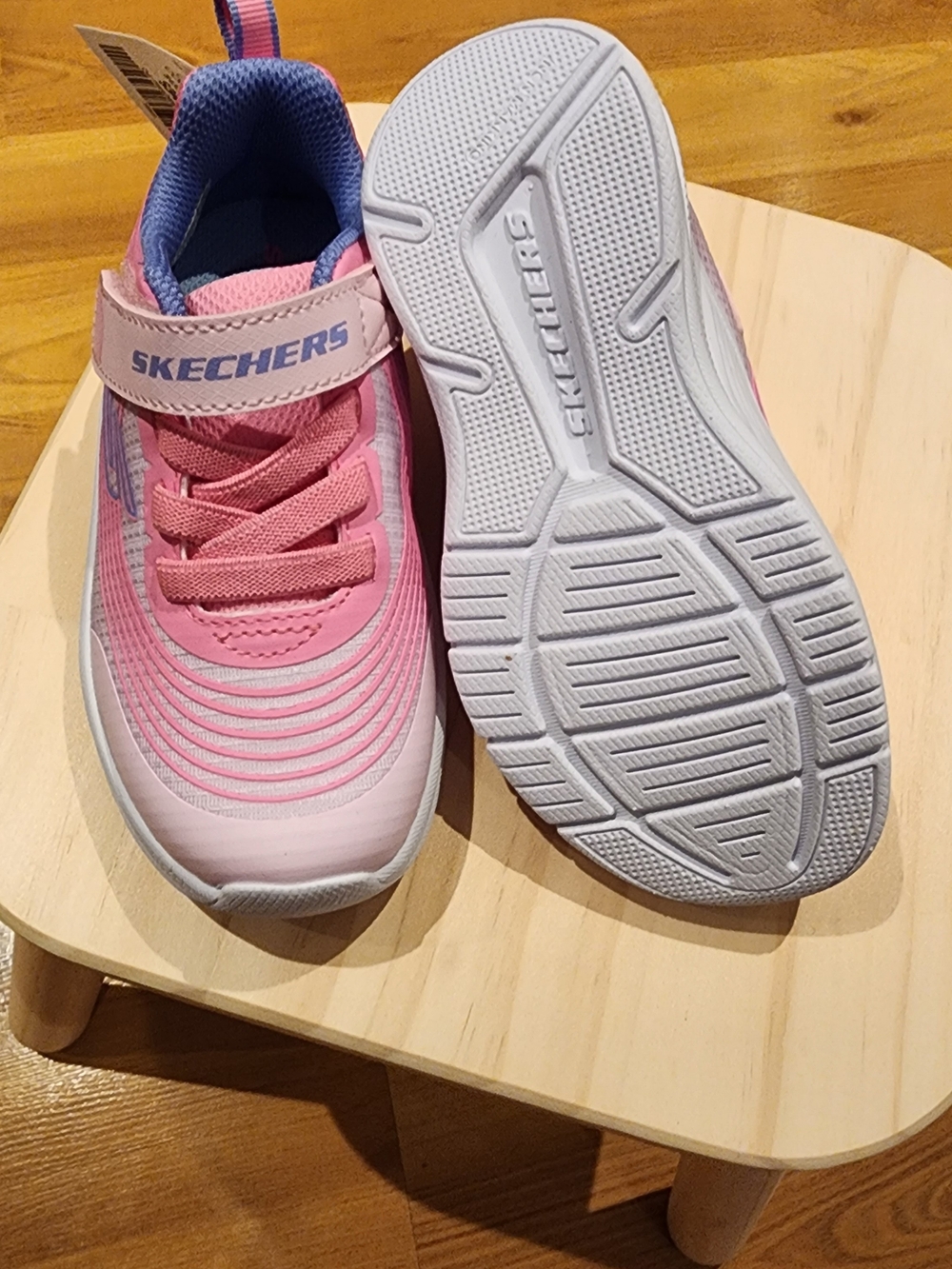 NWT- Toddler Girls Size 9 Skechers Runners